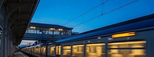 Pociąg na stacji kolejowej.