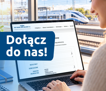 Baner rekrutacyjny z napisem „Dołącz do nas!” na ekranie laptopa. W tle widoczny pociąg przy peronie kolejowym.