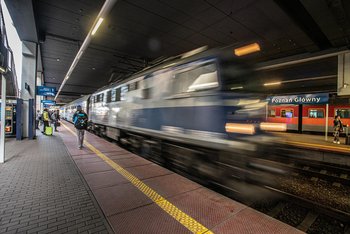 Pociąg wjeżdżający na peron stacji Poznań Główny, po prawej podróżni_fot.Łukasz Bryłkowski