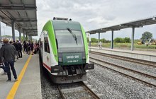 Pasażerowie stoją na peronie stacji Łomża, przy peronie pociąg PR fot. Tomasz Łotowski