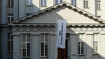 Widok na wejście do budynku Centrali PKP Polskie Linie Kolejowe S.A.