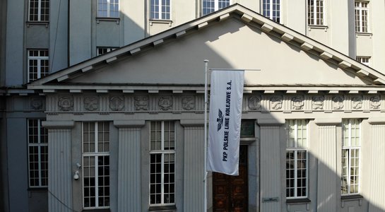 Widok na wejście do budynku Centrali PKP Polskie Linie Kolejowe S.A.