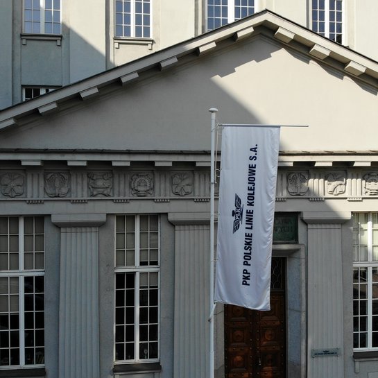 Widok na wejście do budynku Centrali PKP Polskie Linie Kolejowe S.A.