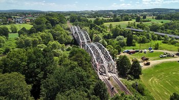 Remontowany most kolejowy nad Skawą, widok z lotu ptaka, fot. Piotr Hamarnik (1)
