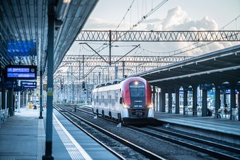 Stacja Poznań Główny Pociąg przy peronie stacji Poznań Główny, w tle sieć trakcyjna_fot. Rafał Mieszka