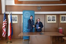 Podpisanie porozumienia o współpracy z Wydziałem Inżynierii Lądowej Politechniki Warszawskiej na zdjęciu Marcin Mochocki czlonek zarządu PLK SA fot. PLK SA