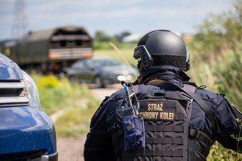 Funkcjonariusz Straży Ochrony Kolei podczas akcji. fot. SOK