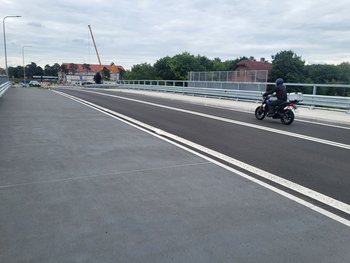Motocykl i samochód na wiadukcie na ul. Golęcińskiej w Poznaniu, chodnik i jezdnia na pierwszym planie_fot.Radek Śledziński