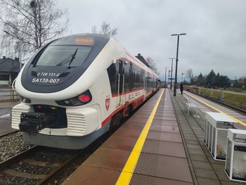 Pociąg przy peronie w Granowie_fot.Radosław Śledziński