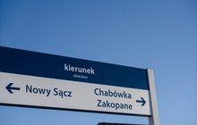 Tablica z kierunkami jazdy pociągu w Rabce aut. PLK