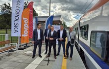 Maciej Kaczorek wypowiada się podczas briefingu prasowego w Marcinkowicach fot. Piotr Hamarnik