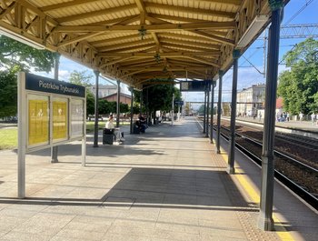 Podróżni na peronie w Piotrkowie Trybunalskim, widać rozkłąd jazdy, fot. Anna Znajewska-Pawluk