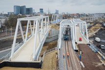 Wiadukty kolejowe w sąsiedztwie stacji kolejowej Katowice, na obiekcie pociąg, fot. Łukasz Hachuła