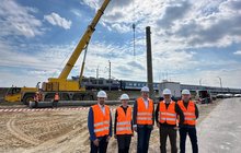 Przedstawiciele PLK SA oraz wykonawcy na budowie ostatniego masztu GSMR