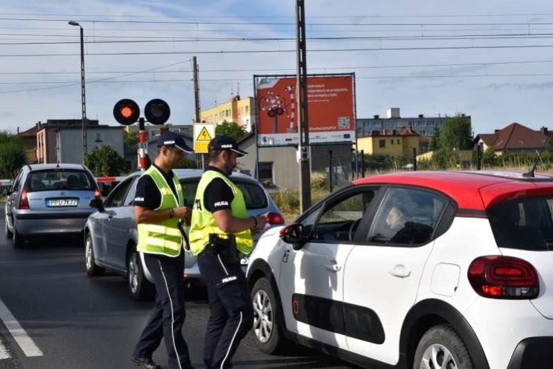 Przedstawiciel kampanii wręcza kierowcy materiały informacyjne kampanii